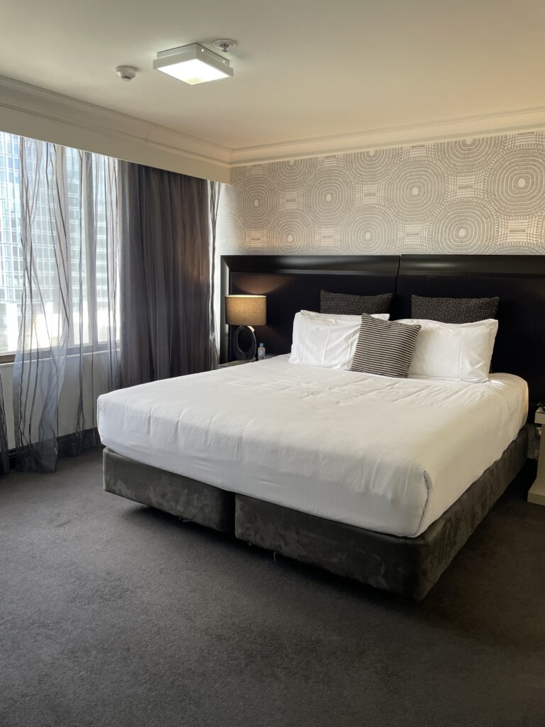 King size bed in Suite, Pullman & Mercure King George Square